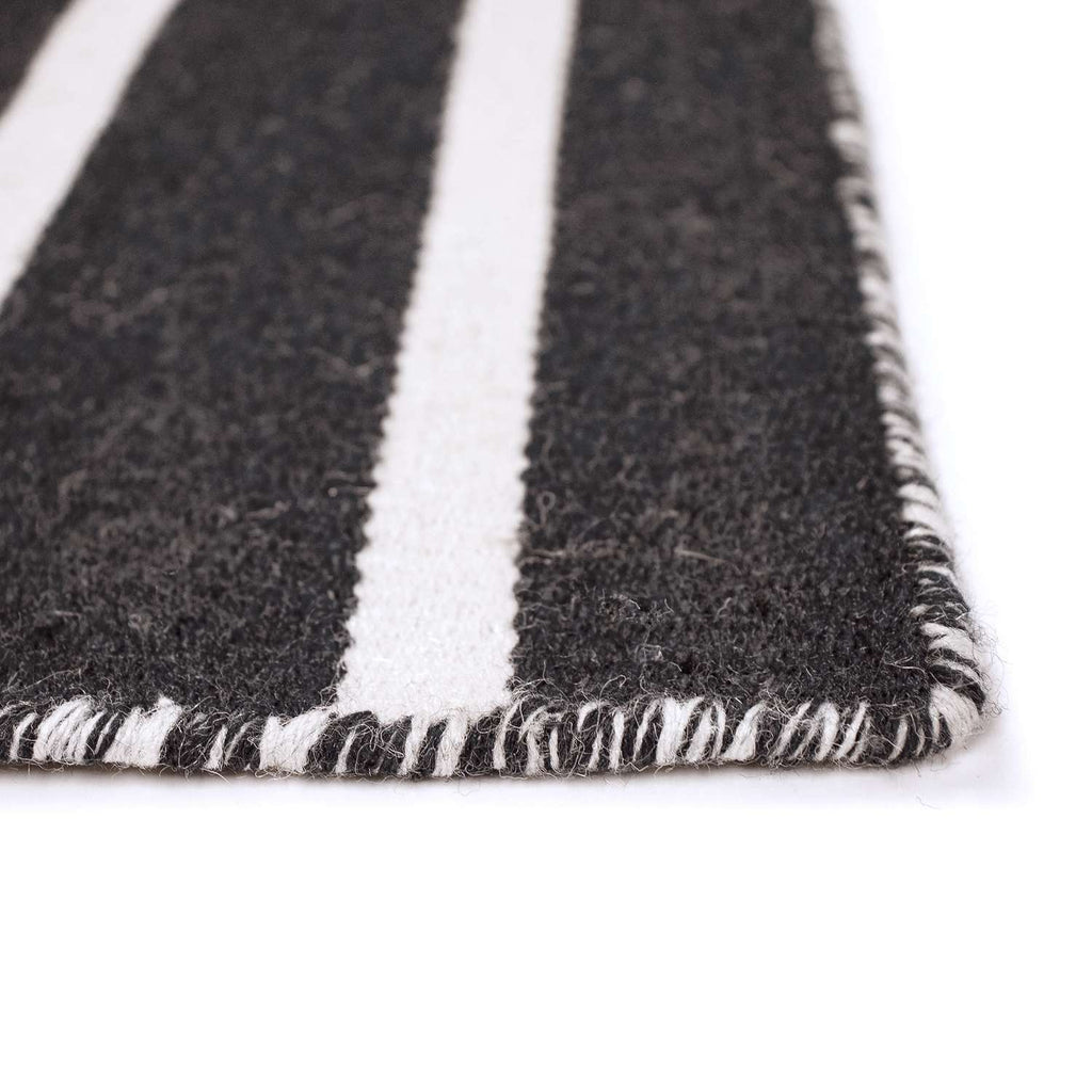  Liora Manne Sorrento 3.5 Ft. W X 5.5 Ft. L Black Pinstripe Polyester Rug