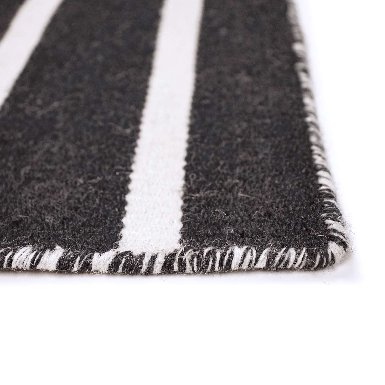  Liora Manne Sorrento 3.5 Ft. W X 5.5 Ft. L Black Pinstripe Polyester Rug