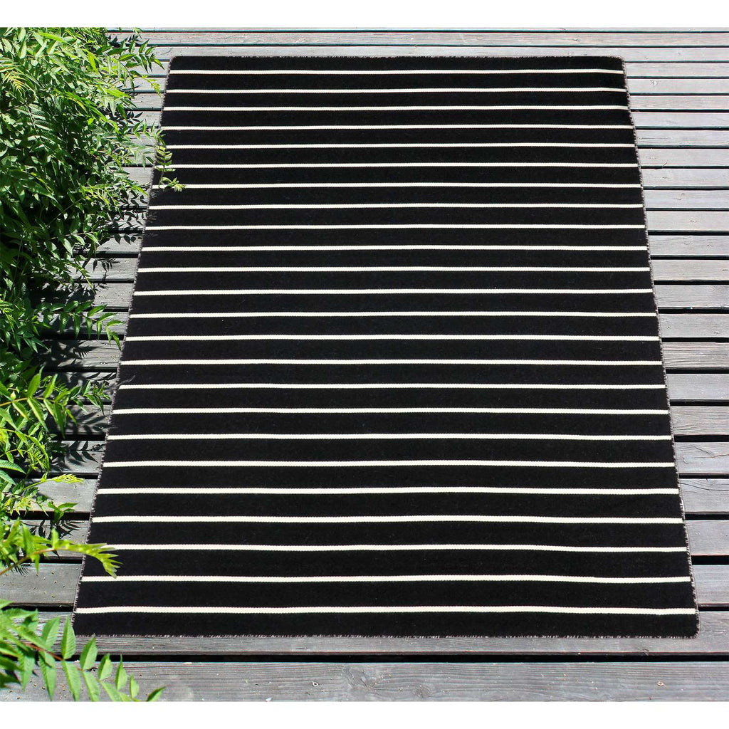  Liora Manne Sorrento 3.5 Ft. W X 5.5 Ft. L Black Pinstripe Polyester Rug